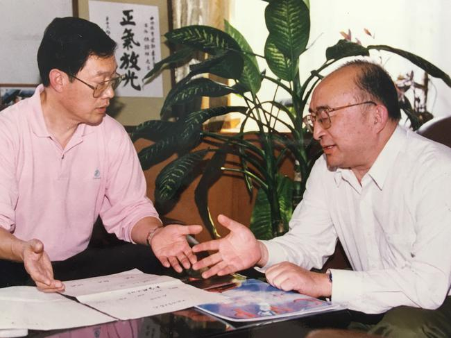 伍绍祖（右）和作者