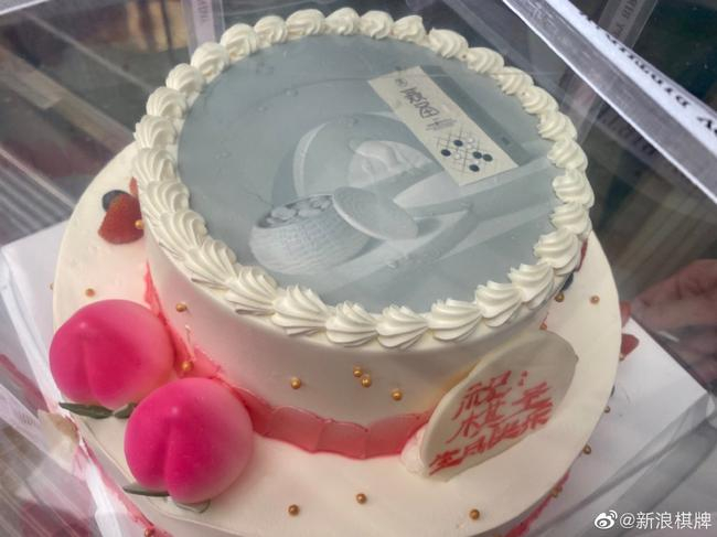 工作人员为聂圣准备的生日蛋糕