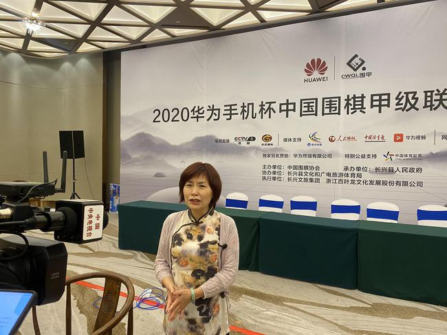 小华老接受采访