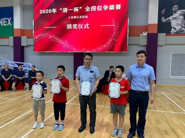 上海棋院刘世振副院长为5段组第4-8名颁奖