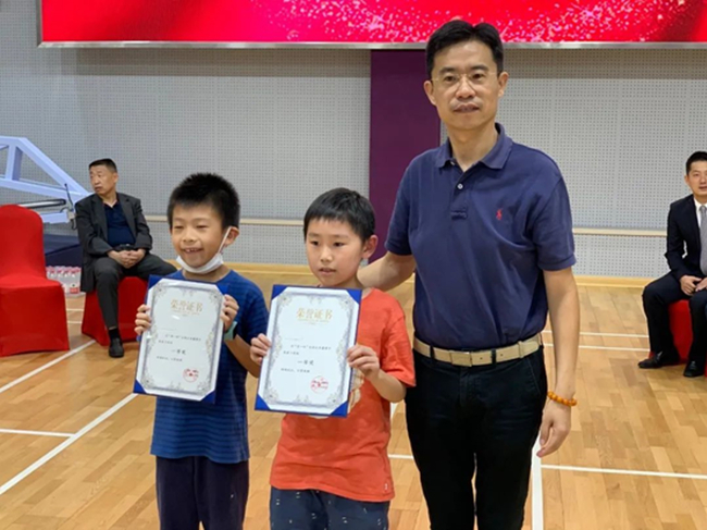 上海市静安区体育局俞彪局长为3段组一等奖小棋手颁奖