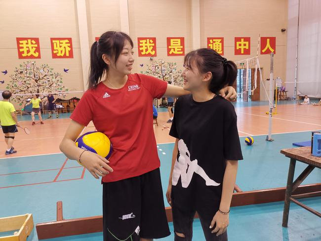 女排新国手孙燕（左）和她的师姐张琦在一起。张琦去年考进上海外国语大学。