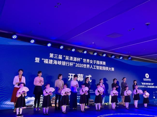 女棋手与小棋童合影