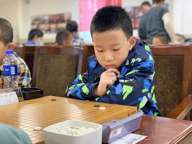 认真思考的小棋手