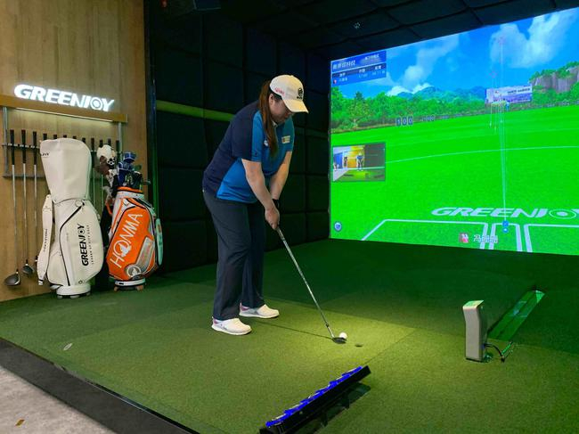 冯珊珊在模拟器练球