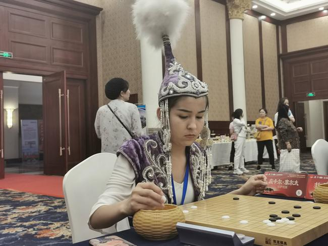 这是哪个少数民族的棋手？