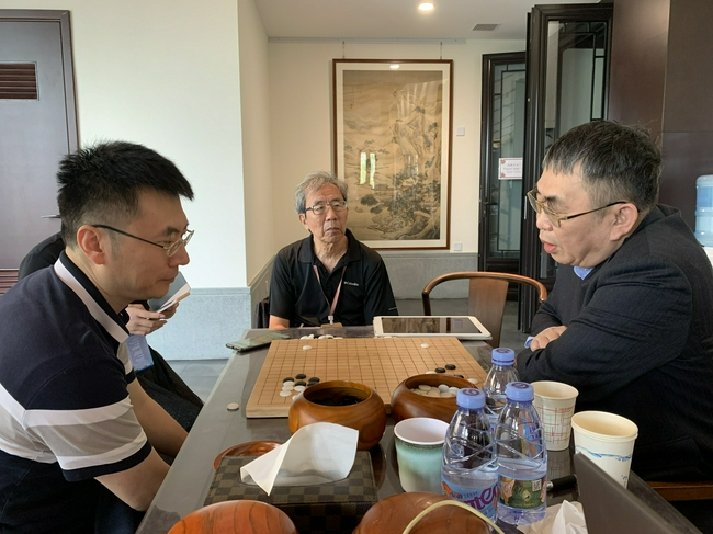 聂卫平、华以刚和王磊在研究室关注战况