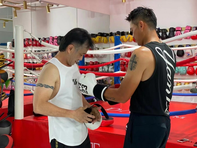 林丹鲍春来上擂台打拳击了