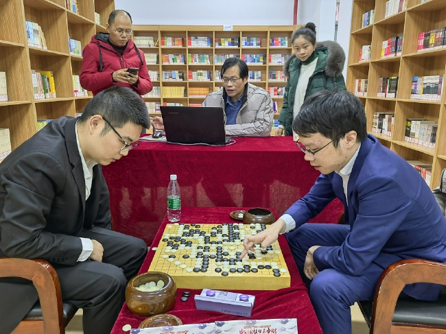 芈昱廷中盘战胜童梦成