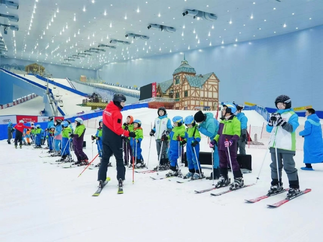疫情防控一线医护人员子女分组练习滑雪技巧
