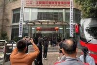 重庆队大门被贴标语:对得起球队球迷 对不起家人