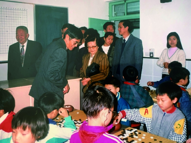 应昌期先生（左1）参观上海围棋小学，左2倪耀良，右1倪宇