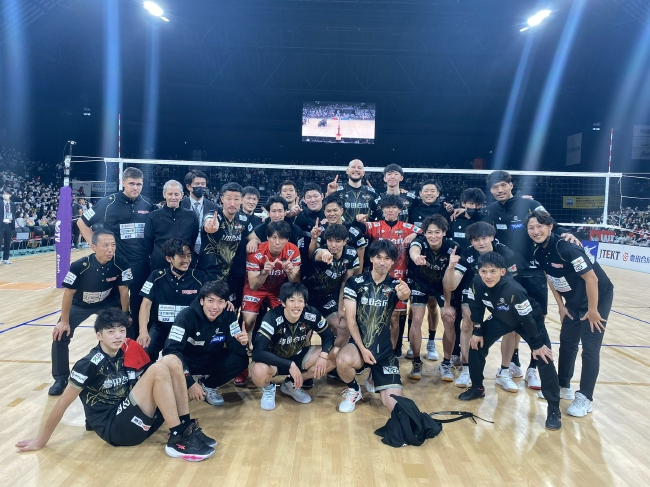 中国副攻王东宸加盟的名古屋狼犬获胜后合影