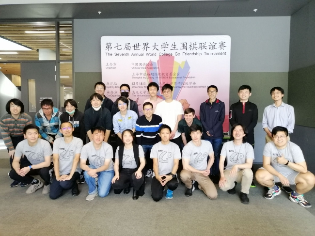 赛后悉尼联队和棋友们合影