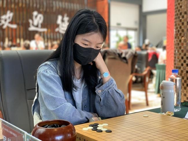 围棋天才少女吴依铭图片