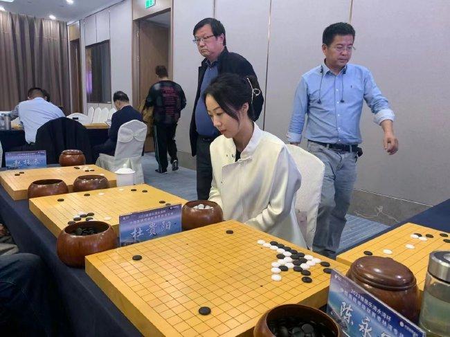 王香如初段教导棋迷