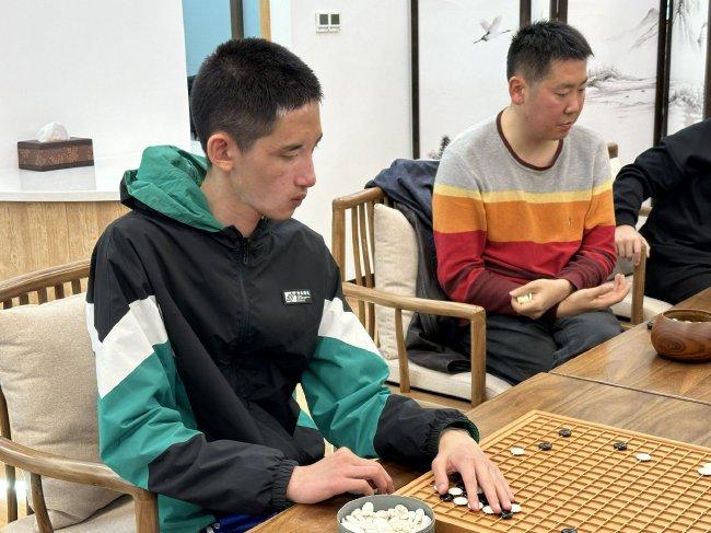 盲人棋手徐光霖做客乐弈场 与师父鲍橒备战晚报杯