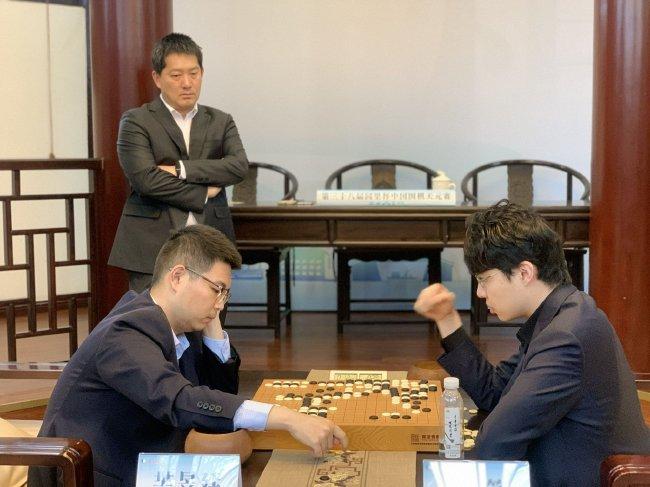 中国围棋协会主席常昊关注棋局