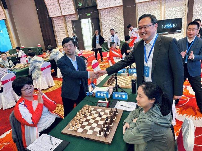 赵爱国、缪智勇为比赛开棋