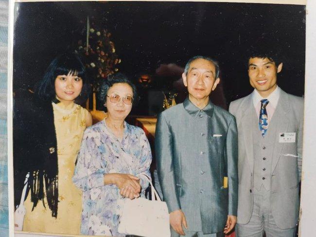 在东京获得世界业余锦标赛冠军后，陈嘉锐夫妇与吴清源老师和师母合影