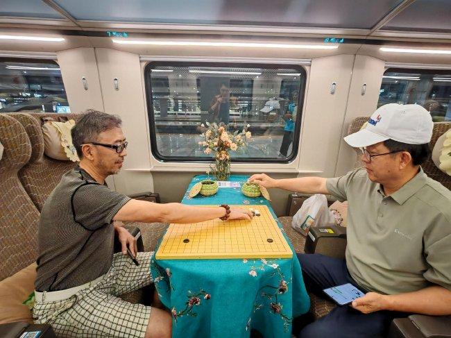 中老铁路上的初次围棋对弈