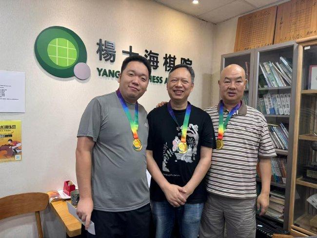 胡东海组合在杨士海棋院合影