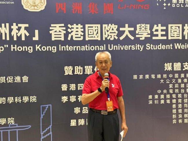 新加坡围棋协会会长陈丁川先生代表所有这个词参赛戎行上台致辞