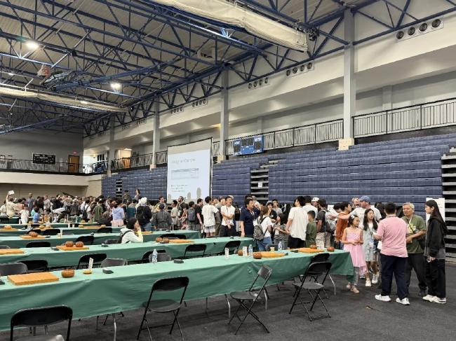 (等待参加双人赛的围棋爱好者们)
