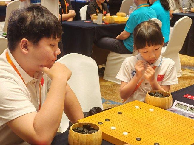 吉林队七岁小棋手王沛卿参加全运会围棋混双赛