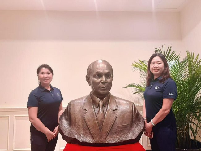 南沙高尔夫球会的管理人员林春阳CCM（右）及何昆鹏CCM（左）与霍英东像合影