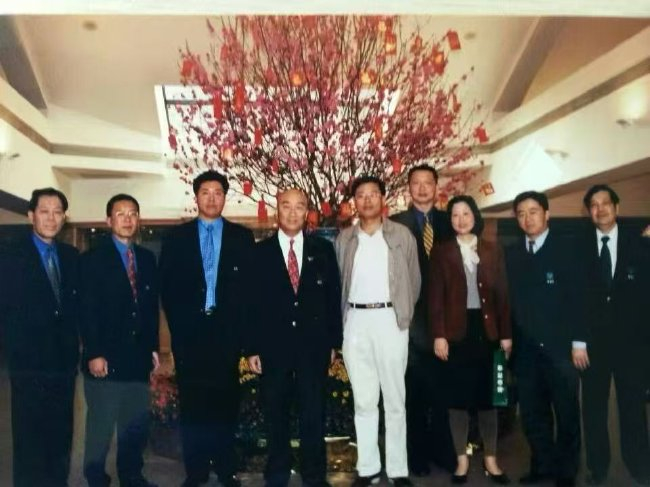 蚁民（左四）和深圳高尔夫俱乐部的管理团队（照片由林涛提供）