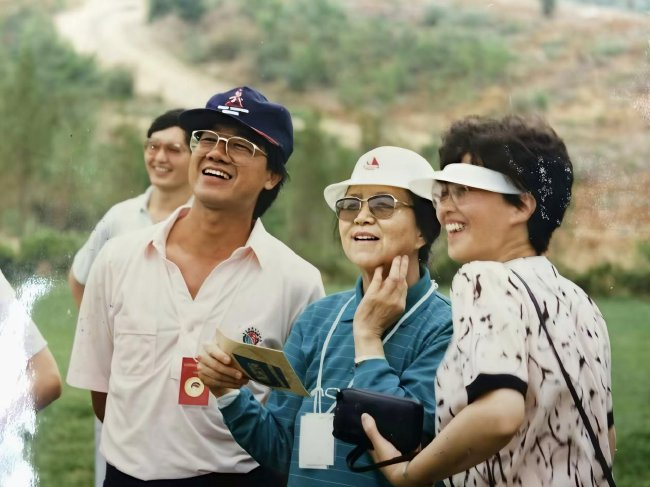 1988年戴耀宗（前左）和何慧娴（右）在友谊赛现场