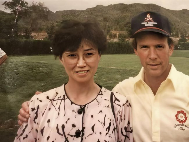 何慧娴（左）和拉里-尼尔森（右）