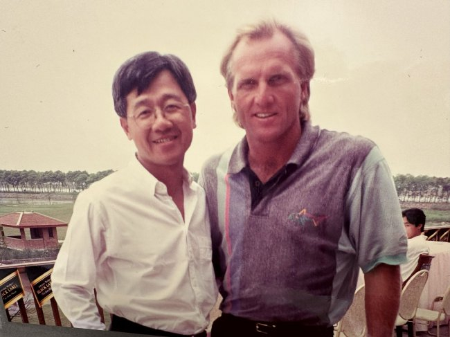 1993年戴耀宗（左）和格雷格-诺曼（右）在逐洞赛合影