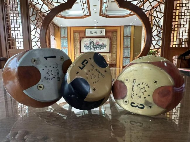 摆放在会所的球杆