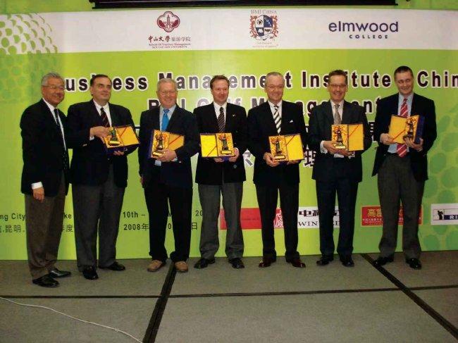 杰森-科尼斯菲德（右一）在昆明举办的BMI（中国）课程