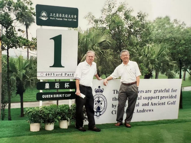 2004年浦俊生和戴耀宗在五邑蒲葵高尔夫球会举行的皇后杯现场