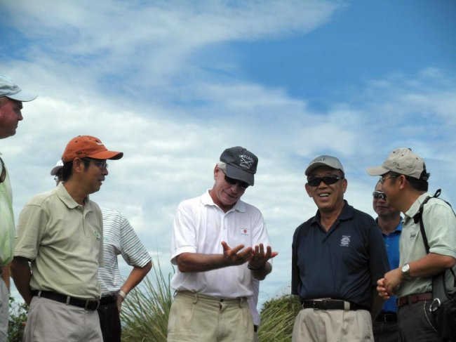 从左到右：陈朝行、比尔-库尔、王军、赵开国在山钦湾高尔夫俱乐部现场