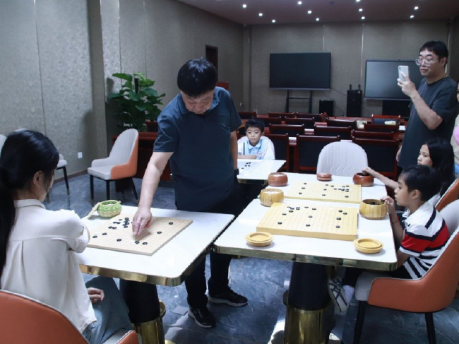 （2025年商界棋王东盟行，聂卫平弟子、东盟棋院院长陈宇指导老挝小棋手）