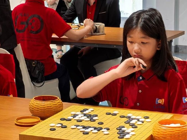 （专注对局的小女孩）