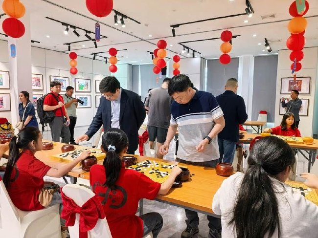 （中国棋手指导老挝小棋手）