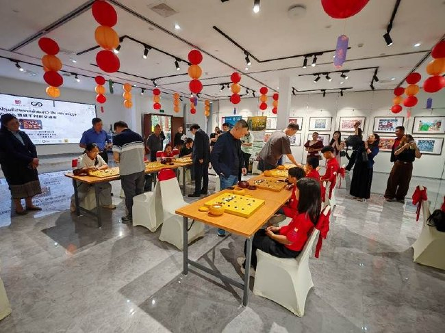 (中国棋手指导老挝小棋手)