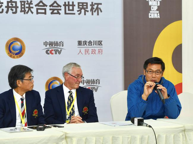  国际龙舟联合会主席迈克·托马斯（中）中国龙舟协会秘书长余汉桥（右）