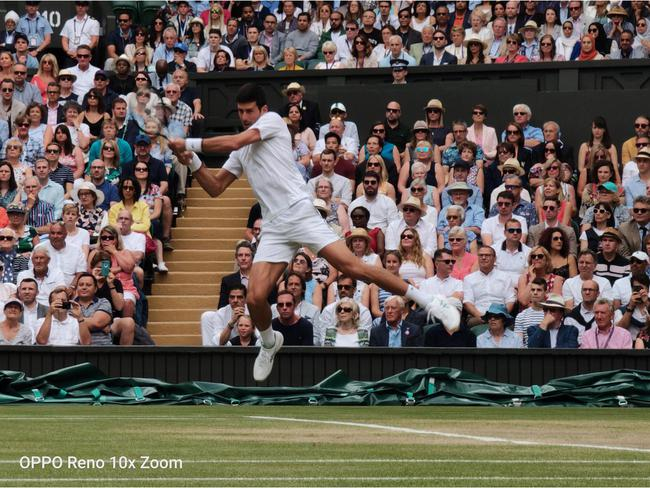 　　德约出色的柔韧性和灵活性，帮助他在容易打滑的草地上保持出色的移动力，图为OPPO Reno10倍变焦版拍摄