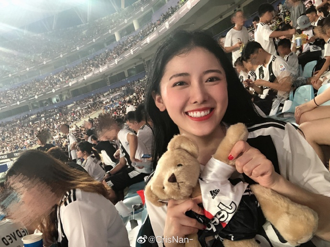 喜欢C罗的美女球迷阿楠