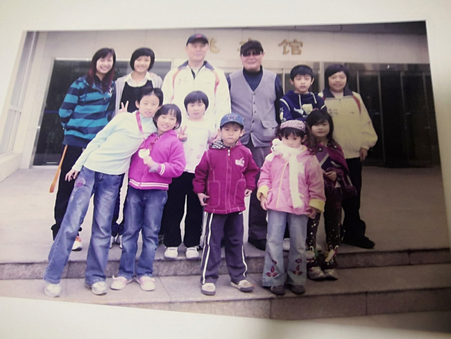 王发成与北京业余体校的小朋友合影，右2为张家齐，当时5岁