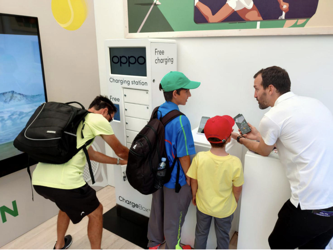 温网小球迷在OPPO品牌体验区体验全新产品，图为OPPO Reno10倍变焦版拍摄