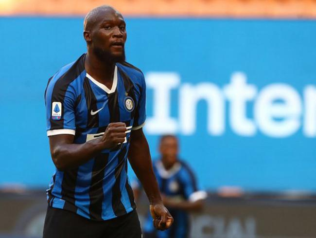 卢卡库庆祝进球