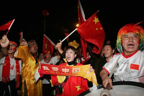 敲锣打鼓，挥舞旗帜