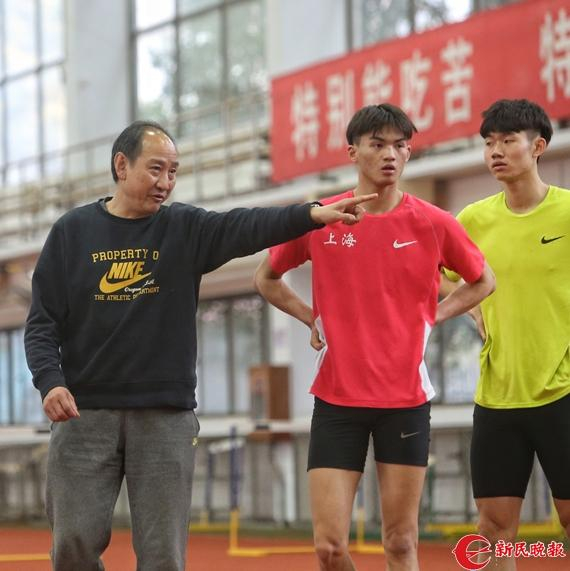 孙海平指导队员（新民晚报记者张龙摄）